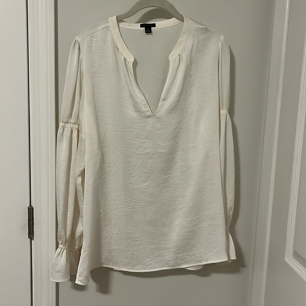 Ann Taylor ivory v neck house in size Medium